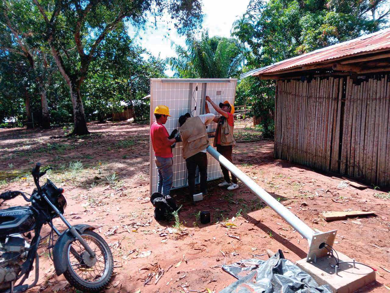 Ingeniero trabajando en infraestructura eléctrica